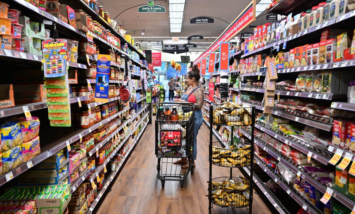Một phụ nữ mua thực phẩm tại một siêu thị ở Monterey Park, California, hôm 19/10/2022. (Ảnh: Frederic J. Brown/AFP qua Getty Images)