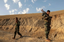 Hôm 23/11/2022, các chiến binh Peshmerga người Kurd liên kết với Đảng Tự Do người Kurd (Kurdistan Freedom Party, PAK) theo chủ nghĩa ly khai của Iran, chiếm một vị trí gần thị trấn Altun Kupri (Perdi), phía bắc Kirkuk, thuộc khu vực tự trị của người Kurd tại Iraq. Hôm 23/11, Ngoại trưởng Iran Hossein Amir-Abdollahian cảnh báo rằng Tehran sẽ tiếp tục hành động chống lại ‘các mối đe dọa’ từ ngoại quốc, sau một loạt cuộc tấn công xuyên biên giới của Iran nhằm vào các nhóm đối lập người Kurd đóng quân tại Iraq. (Ảnh: Safin Hamed/AFP qua Getty Images)