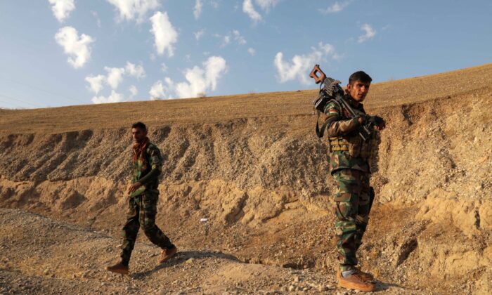 Hôm 23/11/2022, các chiến binh Peshmerga người Kurd liên kết với Đảng Tự Do người Kurd (Kurdistan Freedom Party, PAK) theo chủ nghĩa ly khai của Iran, chiếm một vị trí gần thị trấn Altun Kupri (Perdi), phía bắc Kirkuk, thuộc khu vực tự trị của người Kurd tại Iraq. Hôm 23/11, Ngoại trưởng Iran Hossein Amir-Abdollahian cảnh báo rằng Tehran sẽ tiếp tục hành động chống lại ‘các mối đe dọa’ từ ngoại quốc, sau một loạt cuộc tấn công xuyên biên giới của Iran nhằm vào các nhóm đối lập người Kurd đóng quân tại Iraq. (Ảnh: Safin Hamed/AFP qua Getty Images)