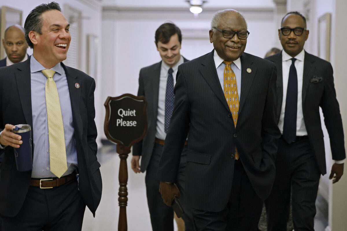 Phó Lãnh đạo Đa số James Clyburn (Dân Chủ-South Carolina), thứ hai từ phải sang, tản bộ cùng Dân biểu Pete Aguilar (Dân Chủ-California) tại Hoa Thịnh Đốn, hôm 17/11/2022. (Ảnh: Chip Somodevilla/Getty Images)