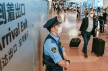 Hành khách đến nhà ga quốc tế của phi trường Haneda ở Tokyo hôm 11/10/2022. Nhật Bản mở cửa trở lại với du khách ngoại quốc sau hai năm rưỡi áp dụng các biện pháp hạn chế COVID. (Ảnh: Richard A. Brooks/AFP qua Getty Images)