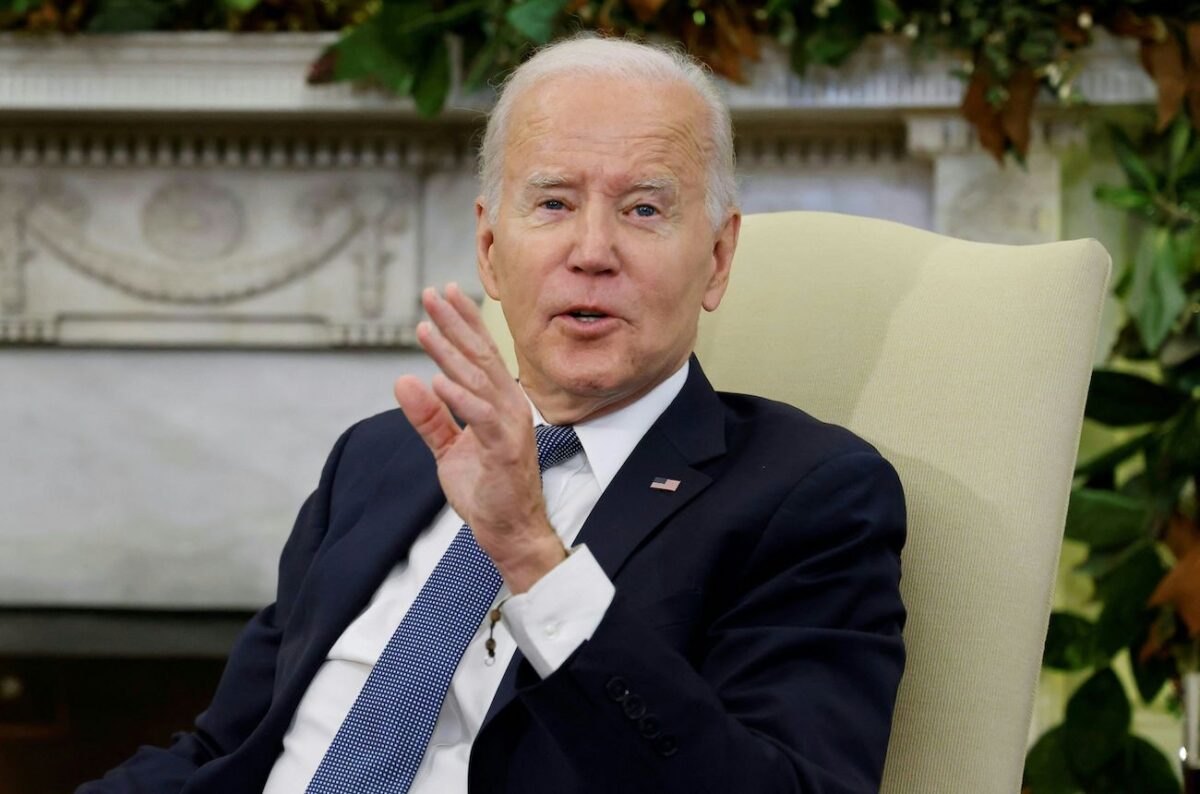 Tổng thống Joe Biden tại Oval Office của Tòa Bạch Ốc ở Hoa Thịnh Đốn, hôm 01/12/2022. (Ảnh: Ludovic Marin/AFP qua Getty Images)