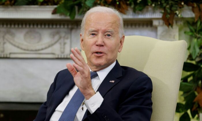 Tổng thống Joe Biden tại Oval Office của Tòa Bạch Ốc ở Hoa Thịnh Đốn, hôm 01/12/2022. (Ảnh: Ludovic Marin/AFP/Getty Images)