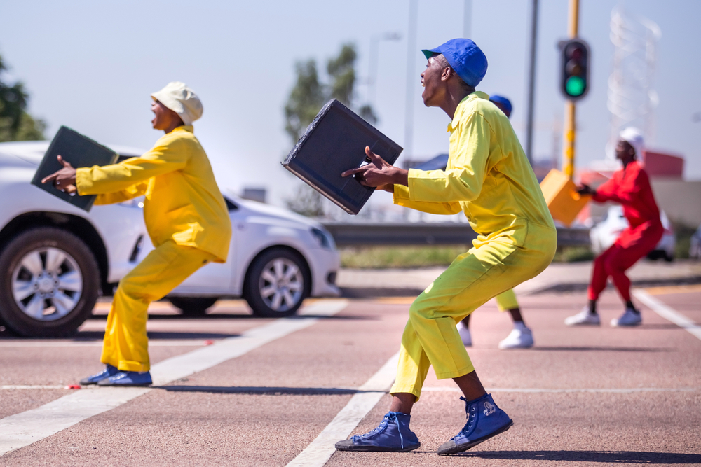 Các vũ công đường phố biểu diễn tại một ngã tư ở Johannesburg. (Ảnh: Rich T/Shutterstock)