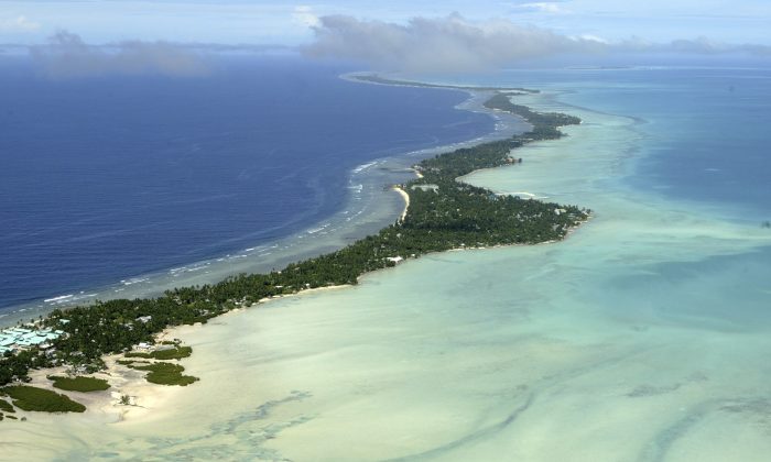 Tarawa, trên đảo Kiribati ở Thái Bình Dương, được nhìn từ trên cao vào ngày 02/10/2013. (Ảnh: Richard Vogel/AP Photo)