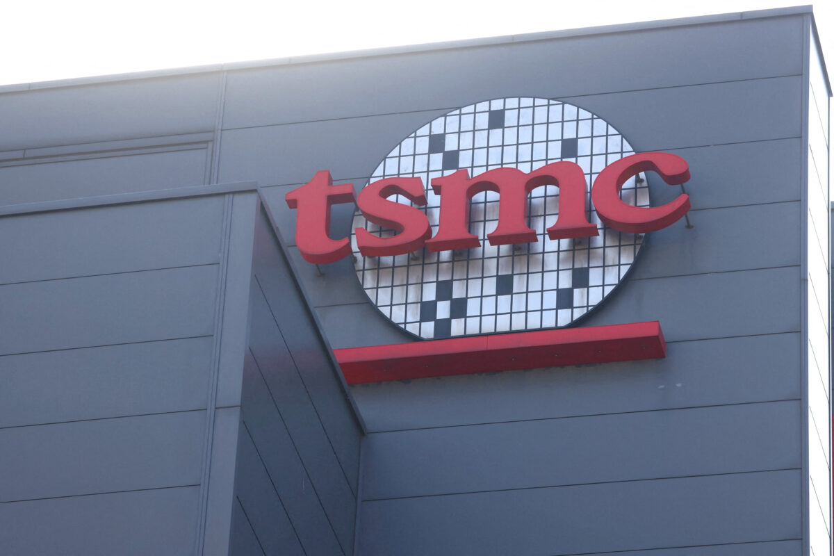 Logo của Công ty Sản xuất Chất bán dẫn Đài Loan (TSMC) tại trụ sở chính ở Tân Trúc, Đài Loan, hôm 19/01/2021. (Ảnh: Ann Wang/Reuters)