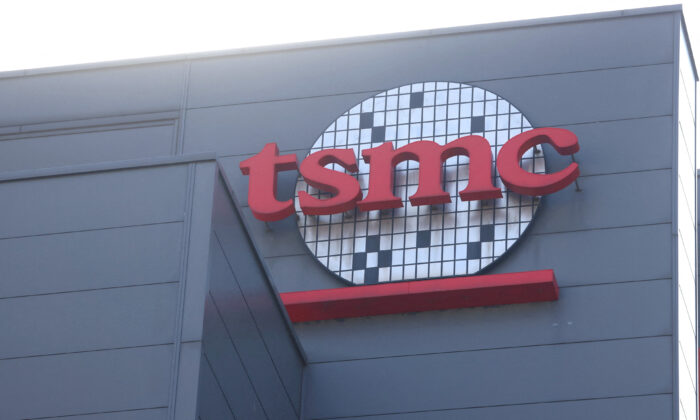 Logo của Công ty Sản xuất Chất bán dẫn Đài Loan (TSMC) tại trụ sở chính ở Tân Trúc, Đài Loan vào ngày 19/01/2021. (Ảnh: Ann Wang/Reuters)