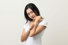 Lupus là một bệnh tự miễn tấn công DNA, có thể biểu hiện ở khớp, não, da, các cơ quan hoặc nhiều mô khác nhau. (Ảnh: GBJSTOCK/Shutterstock)