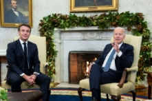 Tổng thống Hoa Kỳ Joe Biden và Tổng thống Pháp Emmanuel Macron (phải) gặp nhau tại Oval Office ở Tòa Bạch Ốc tại Hoa Thịnh Đốn hôm 01/12/2022. (Ảnh: Doug Mills/Pool/Getty Images)