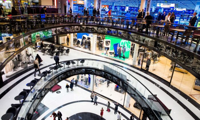 Mọi người tản bộ trong trung tâm mua sắm Mall of Berlin vào đêm khai trương ở Berlin, Đức, hôm 24/09/2014. (Ảnh: Thomas Peter/Reuters)