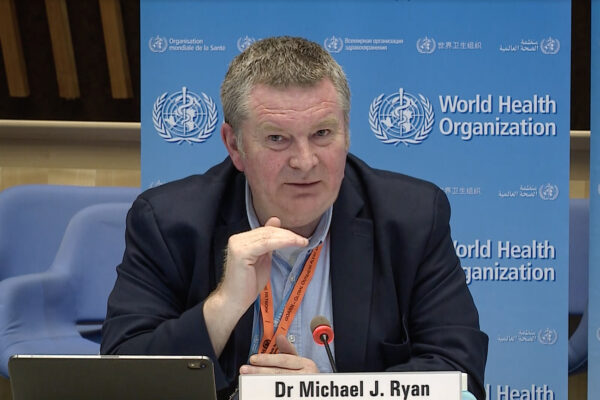 Một đoạn phim truyền hình lấy từ trang web của Tổ chức Y tế Thế giới cho thấy Giám đốc Chương trình Khẩn cấp Y tế của Tổ chức Y tế Thế giới Michael Ryan qua liên kết video khi ông đưa ra một bản tin ngắn về COVID-19 từ trụ sở của WHO ở Geneva vào ngày 30/03/2020. (Ảnh: AFP qua Getty Images )