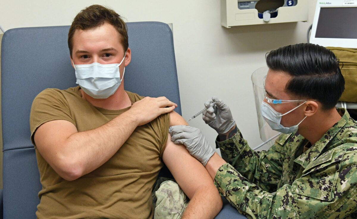 Một sĩ quan quân y chích vaccine COVID-19 cho một quân nhân khác tại Phòng khám Y tế Hải quân Hawaii hôm 16/12/2020. (Ảnh: Phòng khám Y tế Hải quân Hawaii)