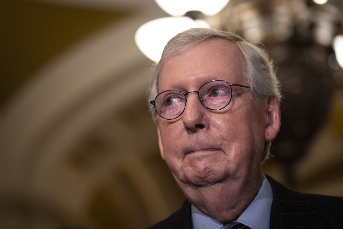 Lãnh đạo Thiểu số Thượng viện Mitch McConnell (Cộng Hòa-Kentucky) nói với các phóng viên ở Hoa Thịnh Đốn hôm 15/11/2022. (Ảnh: Drew Angerer/Getty Images)