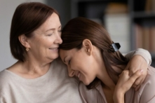 Sự kết nối và tình bằng hữu từ những mối quan hệ lành mạnh cũng tốt cho sức khỏe tinh thần và thể chất của chúng ta. (Ảnh : fizkes/Shutterstock)