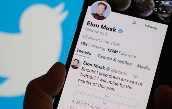 Một chiếc điện thoại hiển thị trang Twitter của ông Elon Musk nơi đang diễn ra một cuộc khảo sát về tương lai của ông với tư cách là người đứng đầu công ty này, trong một bức ảnh minh họa được chụp ở Los Angeles hôm 18/12/2022. (Ảnh: Chris Delmas/AFP qua Getty Images)