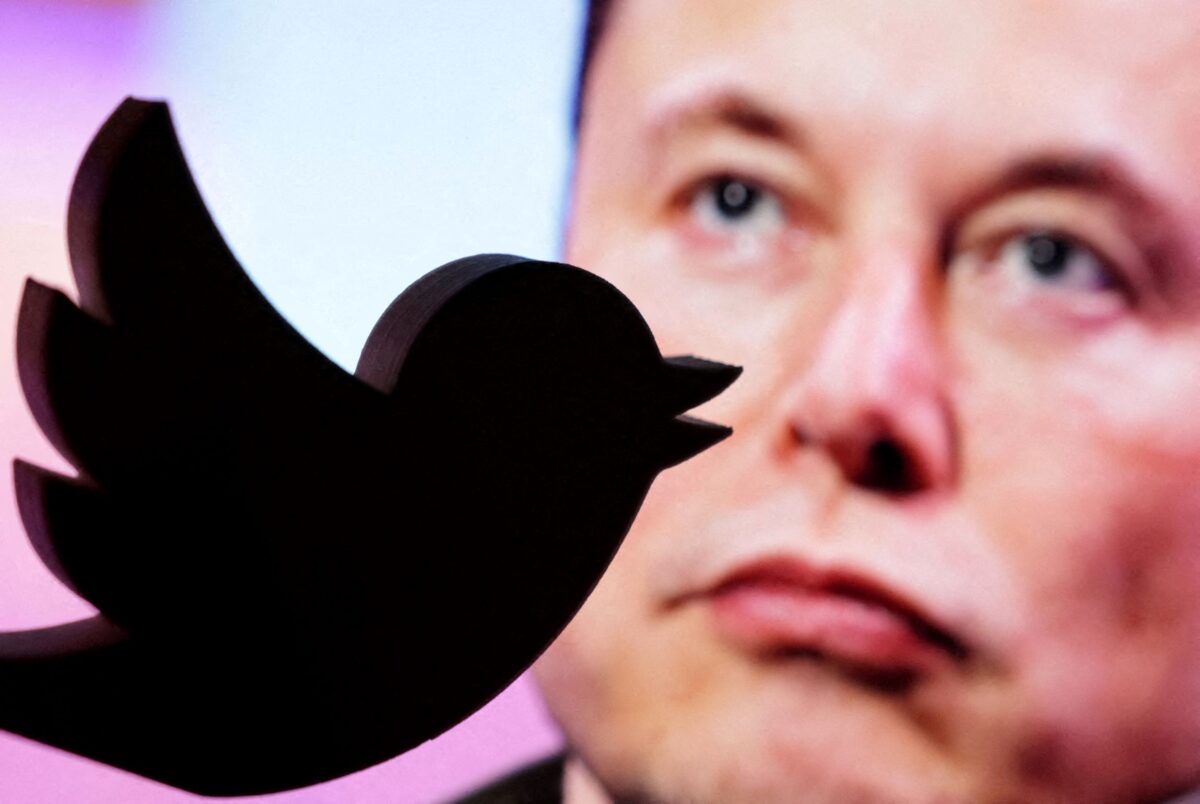 Logo của Twitter in 3D được nhìn thấy phía trước ảnh hiển thị của ông Elon Musk trong hình minh họa này được chụp hôm 27/10/2022. (Ảnh: Dado Ruvic/Illustration/Reuters)