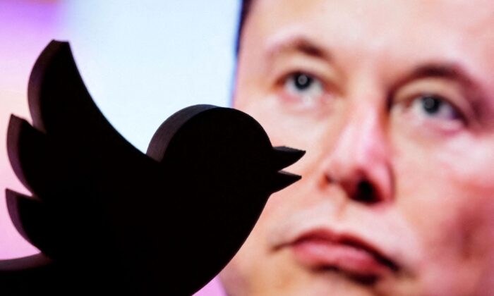 Logo in 3D của Twitter được nhìn thấy phía trước ảnh hiển thị của ông Elon Musk trong hình minh họa này được chụp hôm 27/10/2022. (Ảnh: Dado Ruvic/Illustration/Reuters)