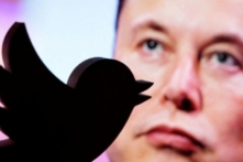 Trong hình minh họa được chụp hôm 27/10/2022 này, logo in 3D của Twitter ở phía trước một bức ảnh chụp ông Elon Musk. (Ảnh: Dado Ruvic/Illustration/Reuters)