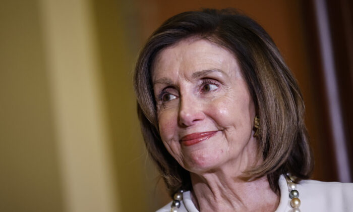 Chủ tịch Hạ viện Nancy Pelosi (Dân Chủ-California) tại Hoa Thịnh Đốn hôm 08/12/2022. (Ảnh: Anna Moneymaker/Getty Images)