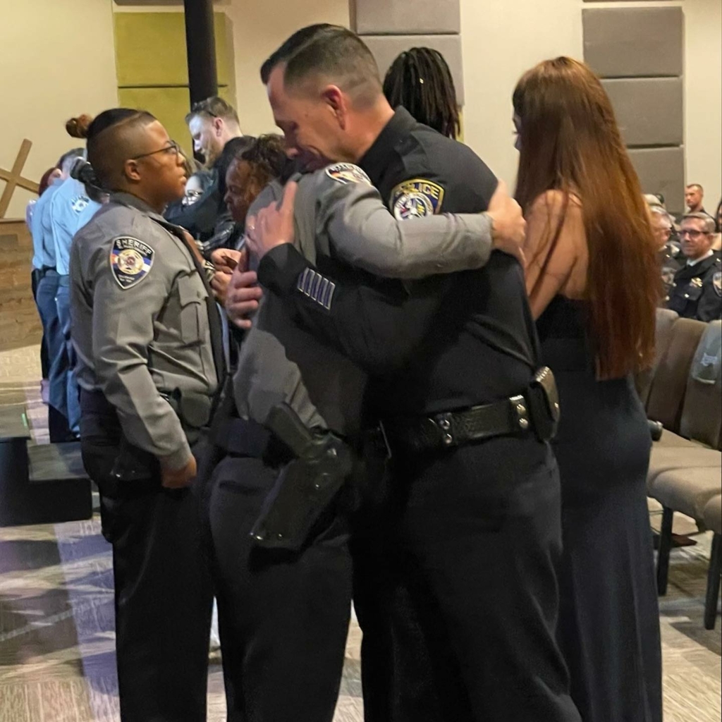 Trung sĩ Jeff Valdivia và Sĩ quan Natalie Young ôm nhau trong lễ tốt nghiệp Học viện Cảnh sát Quận El Paso. (Ảnh: Đăng dưới sự cho phép của Văn phòng Cảnh sát Quận El Paso)