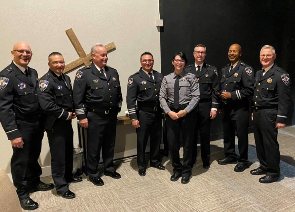 Sĩ quan Natalie Young đứng cùng các đồng nghiệp mới của Văn phòng Cảnh sát Quận El Paso. (Ảnh: Đăng dưới sự cho phép của Văn phòng Cảnh sát Quận El Paso)