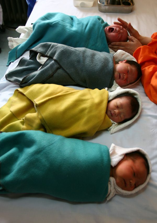 Một y tá massage cho trẻ sơ sinh tại Bệnh viện Nhi Tây Ninh ở thành phố Tây Ninh, tỉnh Thanh Hải. Theo một bản tin của Đài Phát thanh Nhân dân Trung ương, các bệnh viện ở tỉnh Hà Nam đã quảng cáo bán những đứa trẻ bị cha mẹ bỏ rơi. (Ảnh: Getty Images)