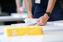 Các quan chức Pennsylvania kiểm phiếu ở West Chester, Pennsylvania, hôm 02/06/2022. (Ảnh: Mark Makela/Getty Images)