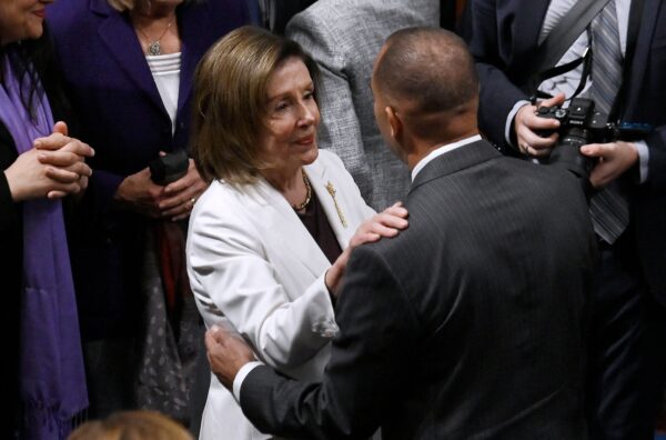 Chủ tịch Hạ viện Nancy Pelosi (Dân Chủ-California), bên trái, lắng nghe Chủ tịch Nhóm Đảng Dân Chủ tại Hạ viện, Dân biểu Hakeem Jeffries (Dân Chủ-New York) tại Hoa Thịnh Đốn hôm 17/11/2022. (Ảnh: Olivier Douliery/AFP qua Getty Images)