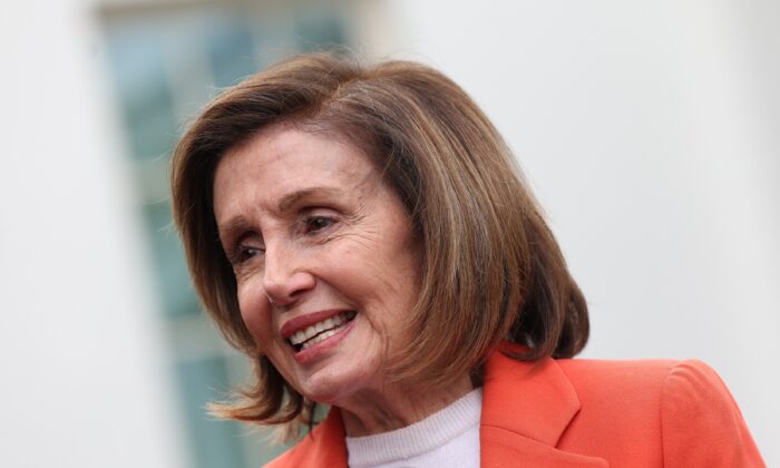 Chủ tịch Hạ viện Nancy Pelosi (Dân Chủ-California) nói với các phóng viên ở Hoa Thịnh Đốn hôm 29/11/2022. (Ảnh: Kevin Dietsch/Getty Images)