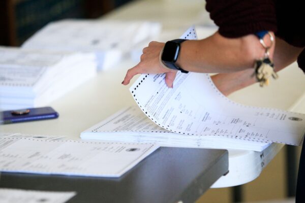 Các nhân viên bầu cử đã bắt đầu giải quyết các lá phiếu tại Tòa án Quận Northampton ở Easton, Pennsylvania, vào ngày 03/11/2020. (Ảnh: Kena Betancur/AFP qua Getty Images)