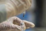 Một nhân viên y tế chuẩn bị các liều vaccine COVID-19 của Pfizer ở Portland, Oregon, trong một bức ảnh tư liệu. (Ảnh: Nathan Howard/Getty Images)