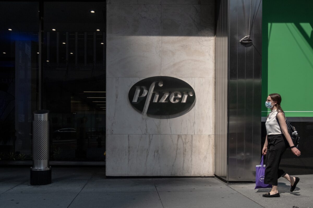 Một người đi bộ đi ngang qua trụ sở chính của Pfizer ở Thành phố New York trong một bức ảnh tư liệu. (Ảnh: Jeenah Moon/Getty Images)