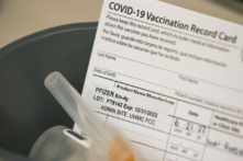 Các liều vaccine Covid-19 của Pfizer và thẻ lưu thông tin chích ngừa đang chờ đón các bệnh nhi tại Trung tâm Y tế UW - Roosevelt ở Seattle, Hoa Thịnh Đốn, hôm 21/06/2022. (Ảnh: David Ryder/Getty Images)