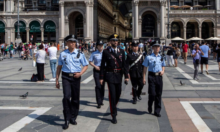 Lực lượng Hiến binh Carabinieri của Ý và cảnh sát Trung Quốc tuần tra chung ở Milan năm 2018. (Ảnh: Emanuele Cremaschi/Getty Images)