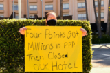 Một công nhân biểu tình bên ngoài khách sạn Four Points bên cạnh Sheraton LAX đã đóng cửa khi họ kêu gọi Cơ quan Quản lý Doanh nghiệp Nhỏ Hoa Kỳ (SBA) điều tra việc sử dụng quỹ cho vay của Chương trình Bảo vệ Tiền lương (PPP) vào ngày 07/04/2021, tại Los Angeles, California. (Ảnh: Patrick T. Fallon/AFP qua Getty Images)