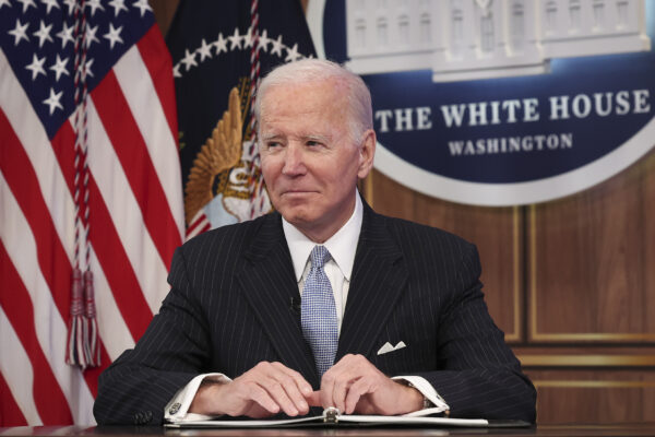 Tổng thống Joe Biden nhìn về phía các phóng viên khi họ đặt câu hỏi trong một sự kiện ở Hoa Thịnh Đốn hôm 18/11/2022. (Ảnh: Win McNamee/Getty Images)