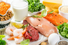 Ăn protein có thể khiến bạn no mà không gây tăng cân. (Ảnh: Oleksandra Naumenko/Shutterstock)