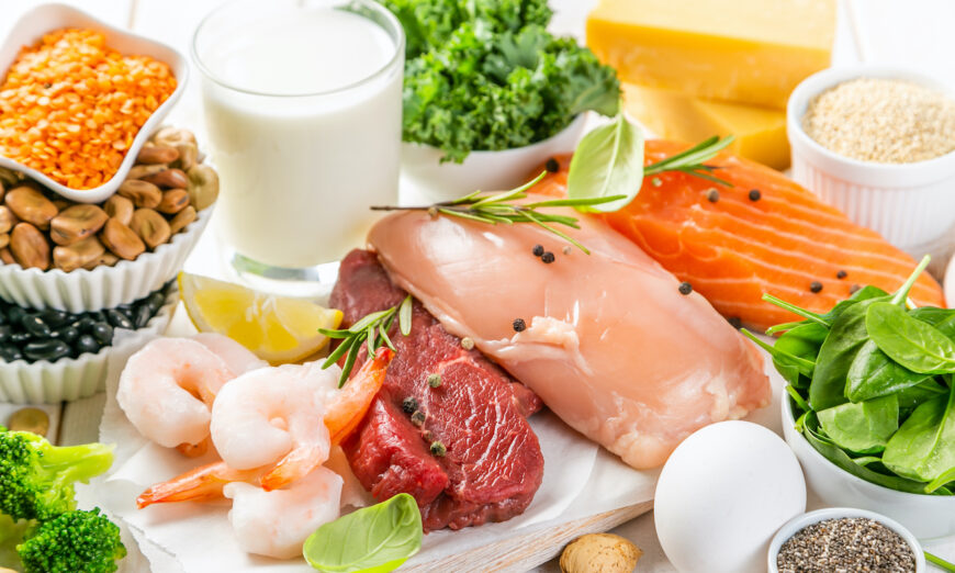 Ăn protein có thể khiến bạn no mà không gây tăng cân. (Ảnh: Oleksandra Naumenko/Shutterstock)