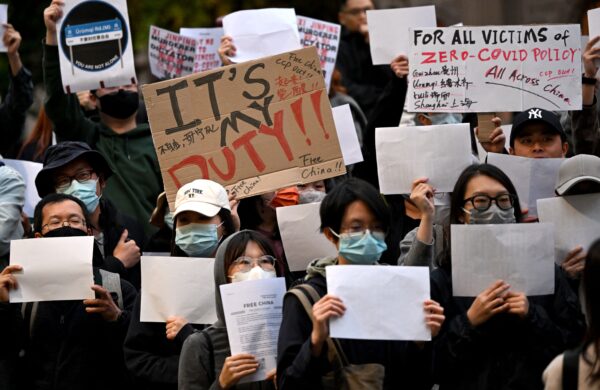 Các thành viên của cộng đồng người Hoa địa phương giương cao biểu ngữ trong buổi cầu nguyện ủng hộ các cuộc biểu tình phản đối chính sách “zero COVID” của Bắc Kinh diễn ra trên khắp Trung Quốc, tại Melbourne, Australia, hôm 28/11/2022. (Ảnh: William West/AFP qua Getty Images)