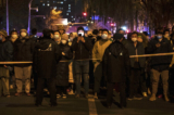 Cảnh sát giữ một số người biểu tình đằng sau một sợi dây trong một cuộc biểu tình phản đối các biện pháp hà khắc của chính quyền Trung Quốc tại Bắc Kinh, Trung Quốc, hôm 27/11/2022. (Ảnh: Kevin Frayer/Getty Images)
