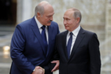 Tổng thống Belarus Alexander Lukashenko (trái) chào đón người đồng cấp Nga Vladimir Putin (phải) trước hội nghị thượng đỉnh Tổ chức Hiệp ước An ninh Tập thể (CSTO) tại Minsk vào ngày 30/11/2017. (Ảnh: Mikhail Metzel/AFP qua Getty Images)