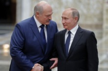 Tổng thống Belarus Alexander Lukashenko (trái) chào đón người đồng cấp Nga Vladimir Putin (phải) trước hội nghị thượng đỉnh Tổ chức Hiệp ước An ninh Tập thể (CSTO) tại Minsk vào ngày 30/11/2017. (Ảnh: Mikhail Metzel/AFP qua Getty Images)