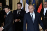 Tổng thống Ukraine Volodymyr Zelensky (Trái), Tổng thống Pháp Emmanuel Macron (Giữa) và Tổng thống Nga Vladimir Putin (Phải) đến tham dự một cuộc họp về Ukraine với Thủ tướng Đức tại Cung điện Elysee, ở Paris, vào ngày 09/12/2019. (Ảnh: Alexey Nikolsky/Sputnik/AFP qua Getty Images)