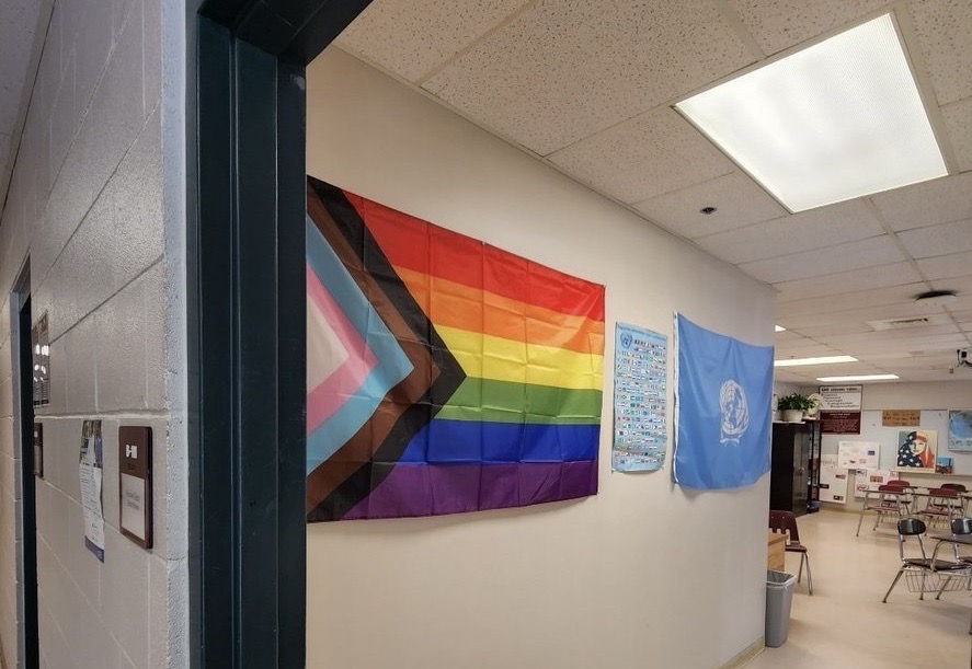 Nhiều trường học trên khắp Hoa Kỳ hiện trưng bày cờ LGBT và các biểu tượng chính trị khác trong lớp học, giống như bức ảnh này, được chụp trong năm học 2022 bởi một học sinh trong trường trung học Gorham ở Gorham, Maine. (Ảnh: Đăng dưới sự cho phép của em HB, một học sinh được The Epoch Times phỏng vấn và giữ kín danh tính)