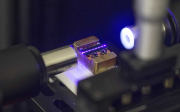 Một tia laze kiểm tra ống dẫn sóng quang học của một vi mạch bán dẫn dành cho điện toán lượng tử trong phòng thí nghiệm ở Stuttgart, Đức, vào ngày 14/09/2021. (Ảnh: Thomas Kienzle/AFP qua Getty Images)