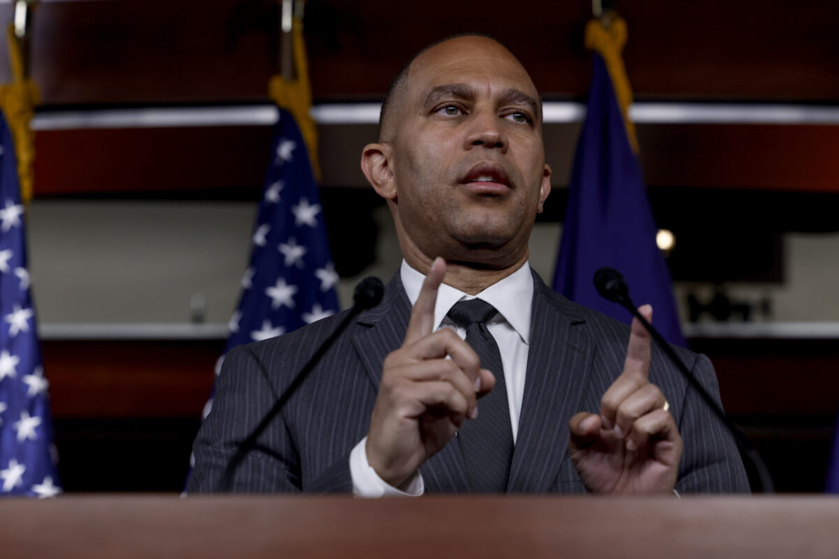 Chủ tịch Nhóm Dân biểu Đảng Dân Chủ tại Hạ viện, dân biểu Hakeem Jeffries (Dân Chủ-NewYork) nói với các phóng viên ở Hoa Thịnh Đốn, hôm 14/06/2022. (Ảnh: Anna Moneymaker/Getty Images)