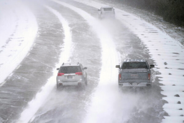 Các phương tiện di chuyển dọc theo Xa lộ Liên bang 44 khi tuyết bắt đầu rơi và nhiệt độ giảm xuống ở St. Louis hôm 22/12/2022. (Ảnh: Jeff Roberson/AP Photo)