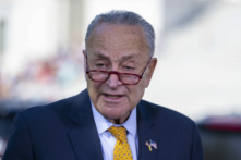 Lãnh đạo Đa số Thượng viện Chuck Schumer (Dân Chủ-New York) nói chuyện với các phóng viên ở Hoa Thịnh Đốn hôm 19/05/2022. (Ảnh: Tasos Katopodis/Getty Images)