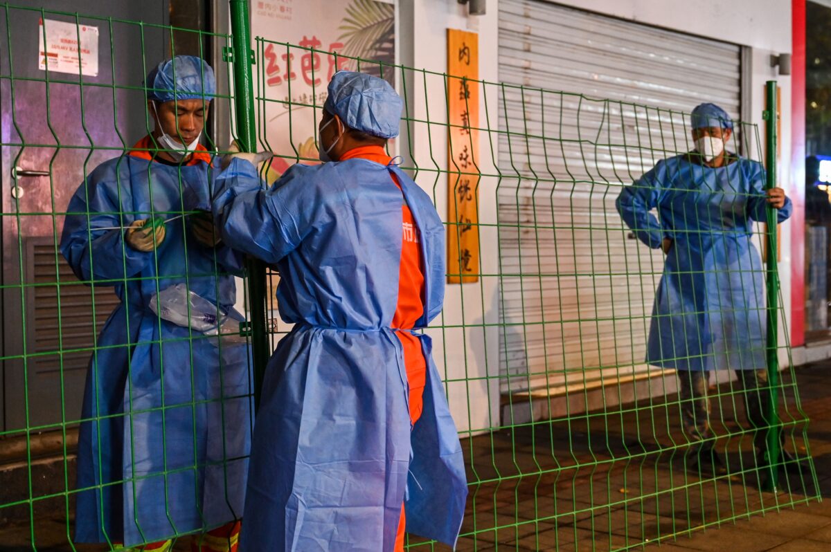 Các nhân viên đang dựng hàng rào xung quanh một khu phố bị phong tỏa ở quận Trường Ninh, Thượng Hải sau khi các ca nhiễm COVID-19 mới được báo cáo hôm 07/10/2022. (Ảnh: Hector Retamal/AFP qua Getty Images)