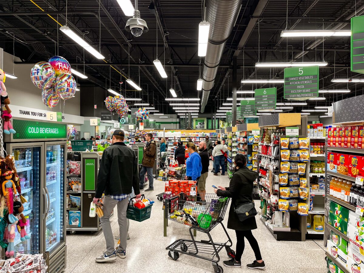 Người mua sắm xếp hàng chờ tại Publix ở Nashville, Tennesse, hôm 22/12/2022. (Ảnh: Seth Herald/AFP via Getty Images)